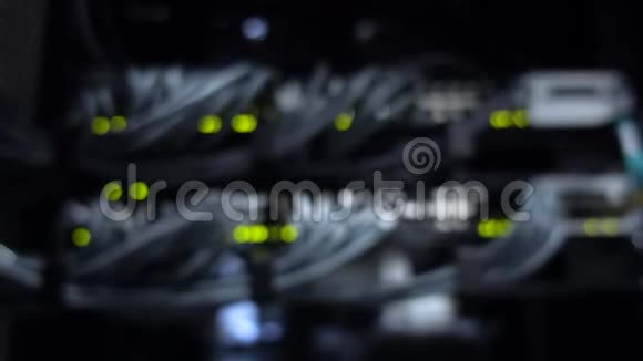 模糊以太网网络连接集线器黑暗服务器机房的闪烁灯光连接到路由器4K的以太网电缆的特写镜头视频的预览图