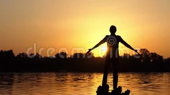 梦想中的人在日落时分把手放在湖边视频的预览图