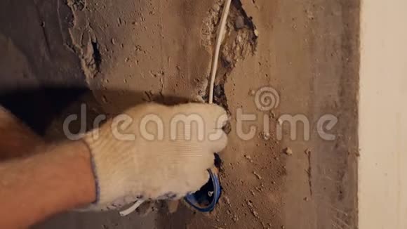 建设者安装电线在墙上视频的预览图