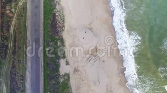 空中倒置式海景和带汽车的道路视频的预览图