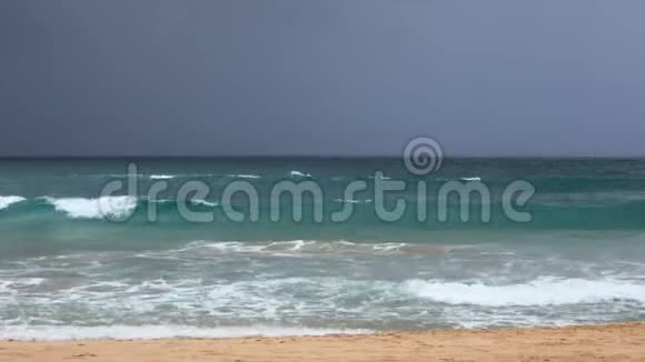 暴风雨前印度洋的海景视频的预览图