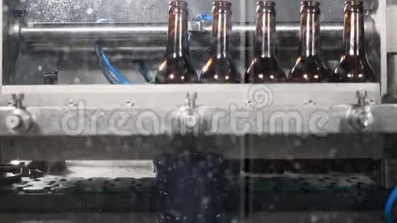 啤酒厂啤酒自动化生产技术周期的一部分装满啤酒前先把空瓶洗干净视频的预览图