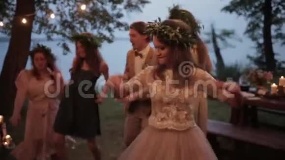 新娘嘉宾舞动大自然视频的预览图