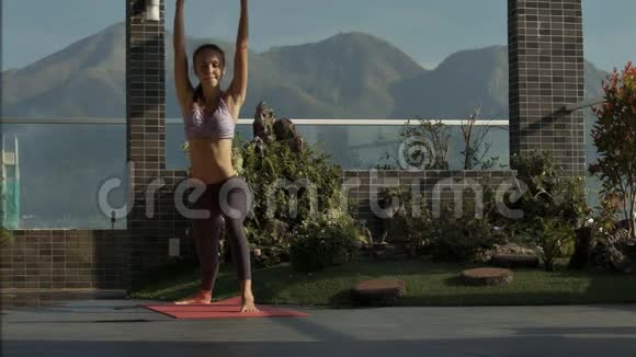 在阳光下女孩改变瑜伽姿势视频的预览图