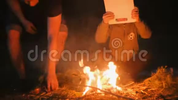 儿子和爸爸在森林里生火家庭露营视频的预览图