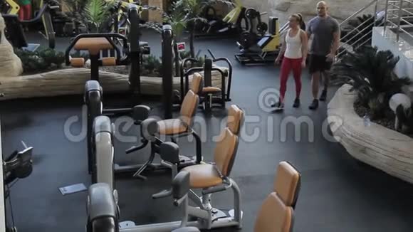 人们去健身房坐在运动器材上训练视频的预览图