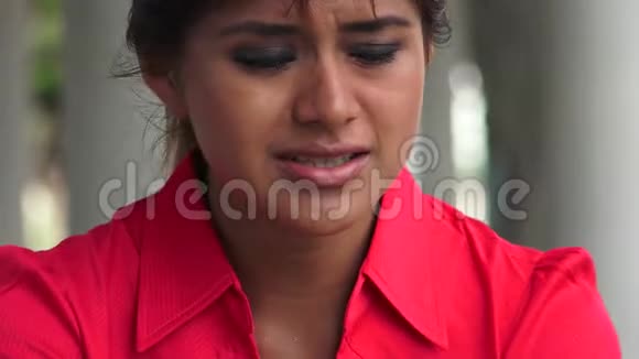 年轻的秘鲁女人在哭视频的预览图
