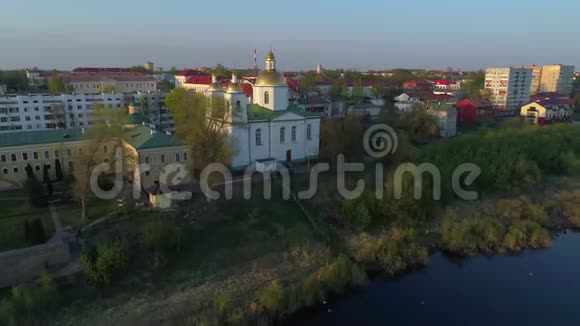 顿悟大教堂中的城市景观四月傍晚波兰茨克白俄罗斯视频的预览图