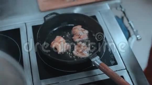 鸡肉在锅里炒视频的预览图