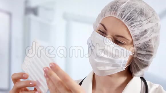 专业女医生在医院病房拿安瓿治疗女医生视频的预览图