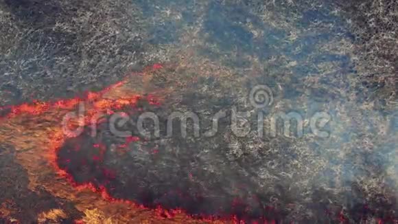干旱下燃烧土地的鸟瞰图视频的预览图