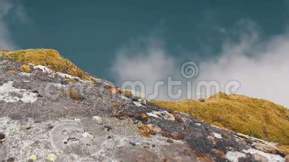 挪威一条带山的神秘峡湾视频的预览图