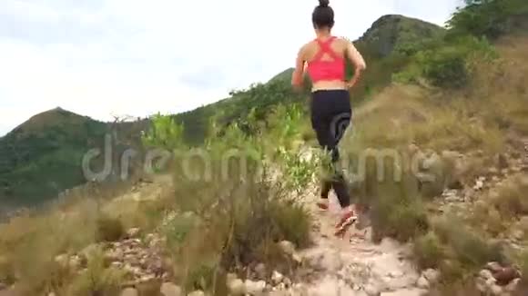 在山路上奔跑的女人运动健身女孩在山外锻炼生活健康享受生活视频的预览图