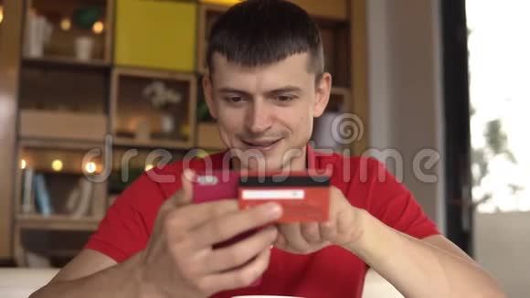 网上银行男子使用智能手机使用信用卡在线购物视频的预览图