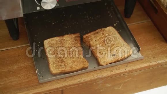烤面包机里烤面包视频的预览图
