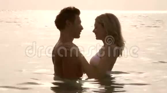 夕阳下的海上浪漫情侣视频的预览图