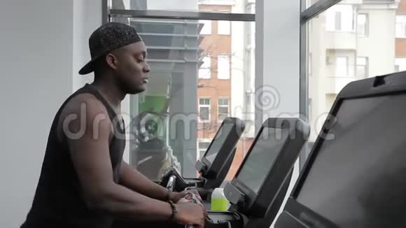 多民族男性运动员在健身房的跑步机上跑步视频的预览图