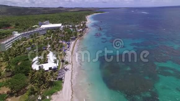 度假村海滩用无人机拍摄视频的预览图