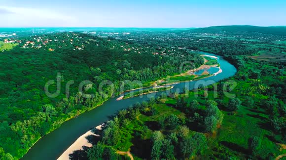 4鸟瞰飞越美丽的河流和绿林神奇的风景4K视频的预览图