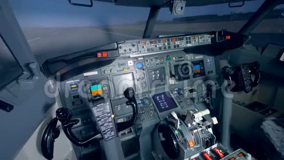 从飞行员座位上飞机驾驶舱视图视频的预览图