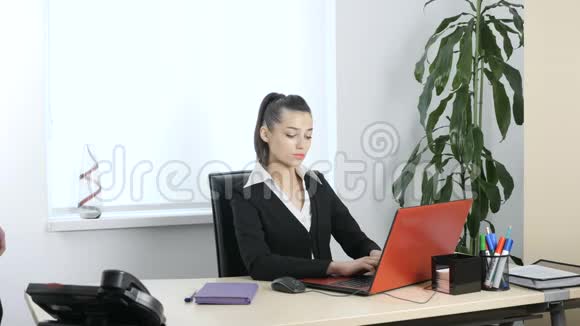办公室里的性骚扰老板和秘书调情老板对他表示一种沉默的姿态视频的预览图