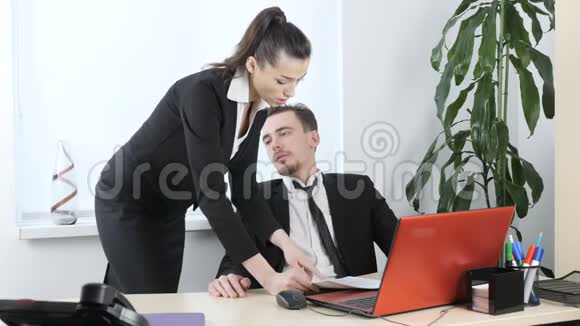 办公室里的性骚扰老板和秘书调情老板看着他结婚60英尺的身材视频的预览图