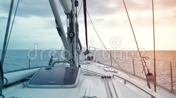 从游艇甲板上看站在公海上加那利群岛视频的预览图