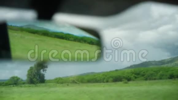 从汽车的后视镜看到的视频的预览图