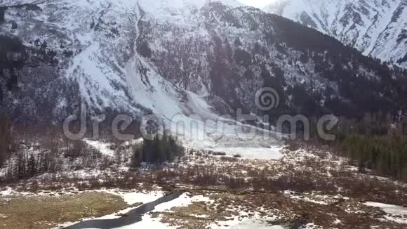 阿拉斯加的空中雪崩调查视频的预览图