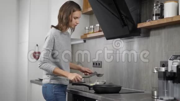 年轻女士在厨房准备食物视频的预览图