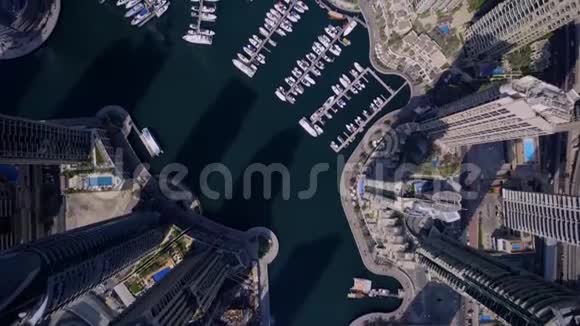 阿联酋航空无人机观看迪拜码头港口与游艇和摩天大楼在市中心视频的预览图