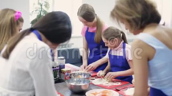 一群孩子学习烹饪食物视频的预览图