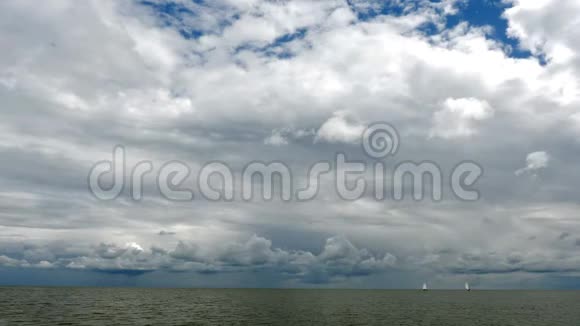 竞争帆船与白帆和一艘船在蓝海与完美的白云和蓝天视频的预览图