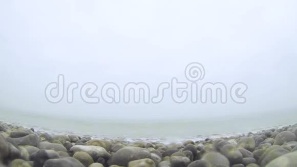 波浪在法国诺曼底的费坎普的鹅卵石海滩上翻滚和飞溅视频的预览图