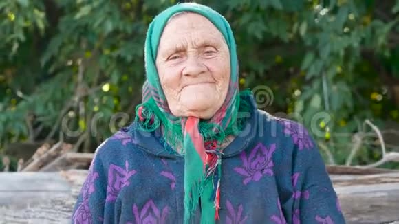 老年妇女画像坐着微笑视频的预览图