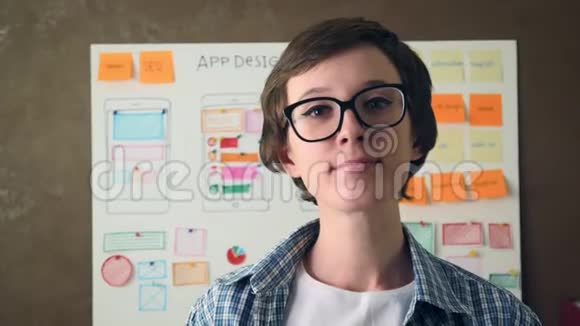 年轻的UX设计师微笑在创意代理办公室视频的预览图