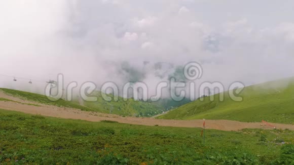 从观景台罗莎皮克可以看到山的景色上面有云有道路和椅子视频的预览图