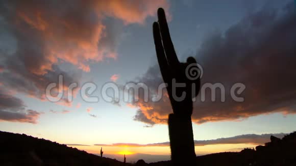 日落时圣佩德罗迪阿塔卡马附近的景观视频的预览图
