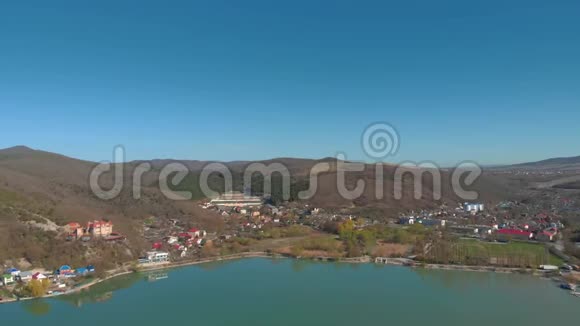 夏的阿布拉乌杜索村岸边的村庄平静蓝天无人机拍摄视频的预览图