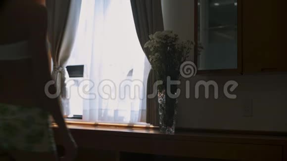 窗外镜中看花的女孩视频的预览图