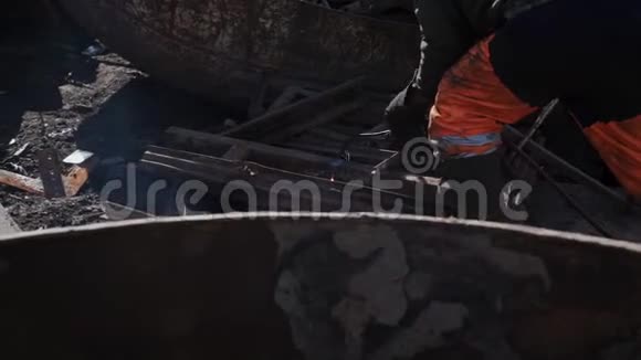 工人用煤气切割器切割生锈的金属视频的预览图
