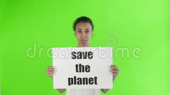 非洲裔美国女活动家与拯救地球海报在色度关键背景视频的预览图
