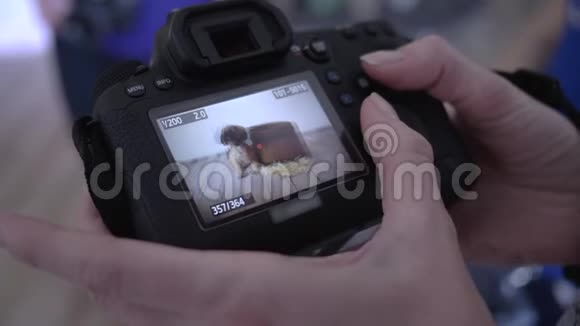 数字技术人们手里拿着相机看照片视频的预览图