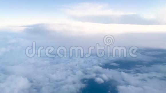 从飞机窗口俯瞰白云和天空视频的预览图