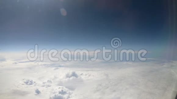 从飞机窗口俯瞰白云和蓝天视频的预览图