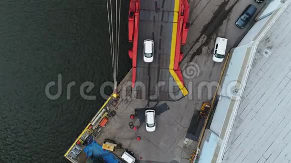 费城一艘汽车运输船驶离汽车的鸟瞰图视频的预览图