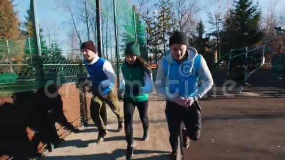 年轻人在运动场跑步慢动作视频的预览图