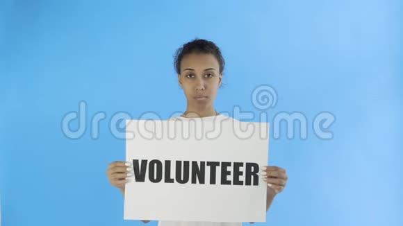 非洲裔美国女活动家蓝色背景的志愿者海报视频的预览图