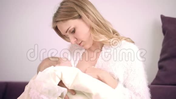 妈妈抱着孩子母亲母乳喂养婴儿视频的预览图