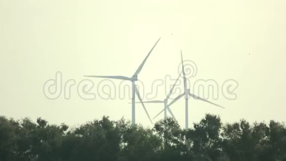 天空背景上的风力涡轮机视频的预览图
